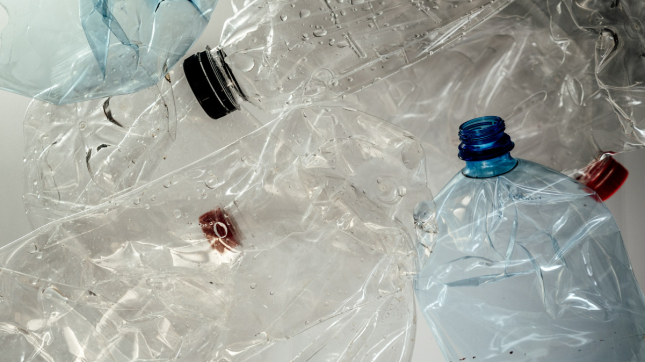 România înlocuiește plasticul pentru a-și atinge obiectivele de reciclare