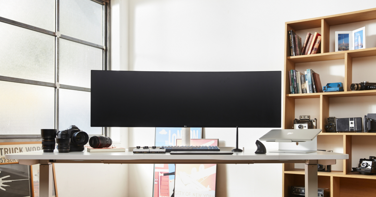 CES 2019: Trebuie să îți schimbi biroul dacă vrei acest monitor LG