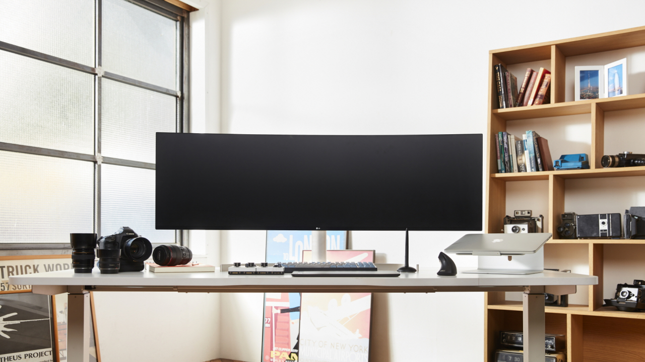 CES 2019: Trebuie să îți schimbi biroul dacă vrei acest monitor LG