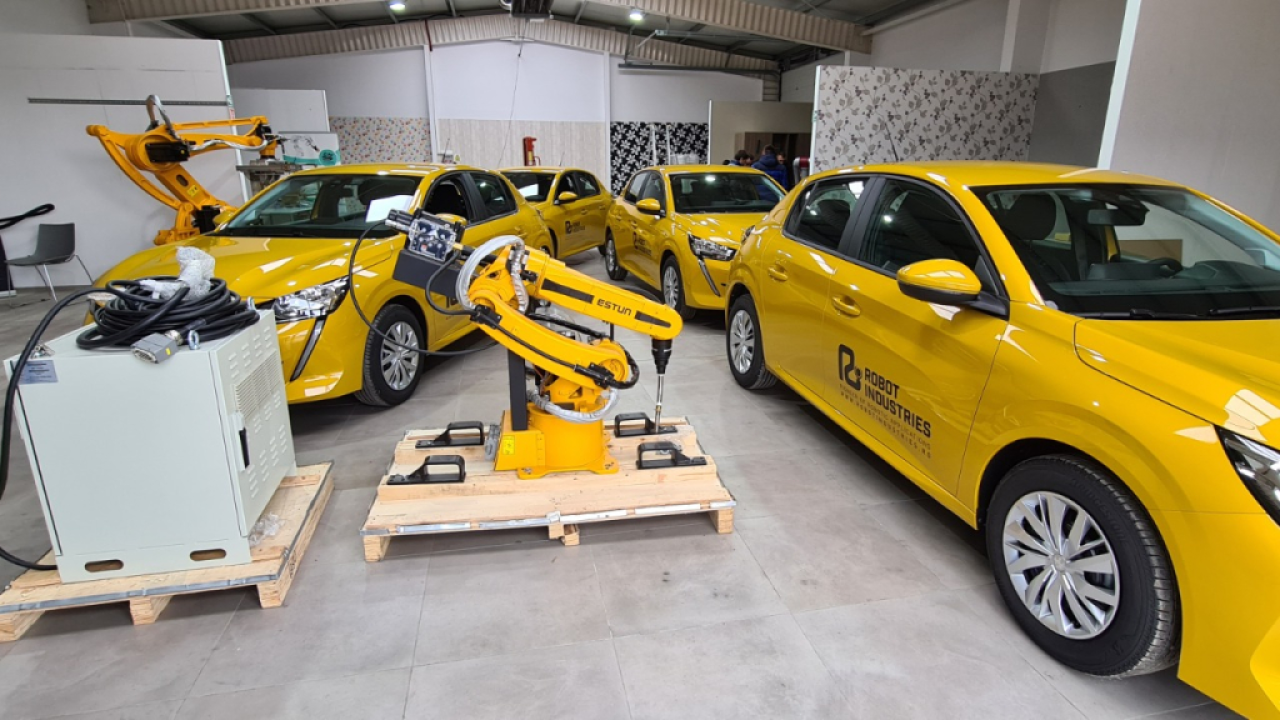 Robot Industries: România are un robot industrial la 10.000 de angajați