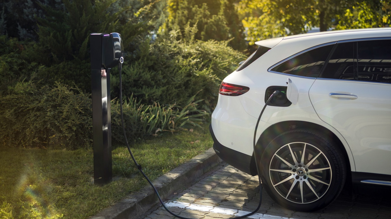 Viitorul mobilității: cumperi auto electric Mercedes și ai stație de încărcare