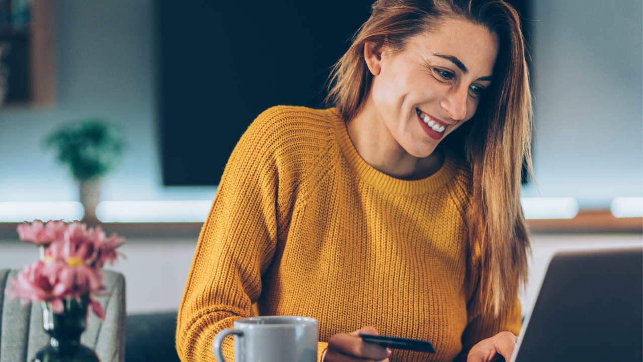 Românii și cumpărăturile de sărbători: shopping chiar și în pauza de la serviciu