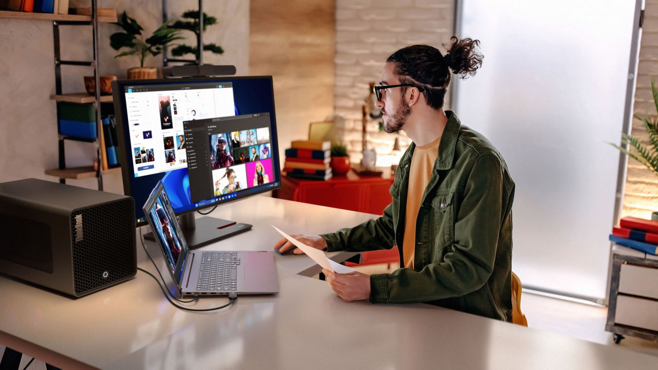 CES 2024: oferta Lenovo de laptopuri și desktop-uri pentru companiile mici