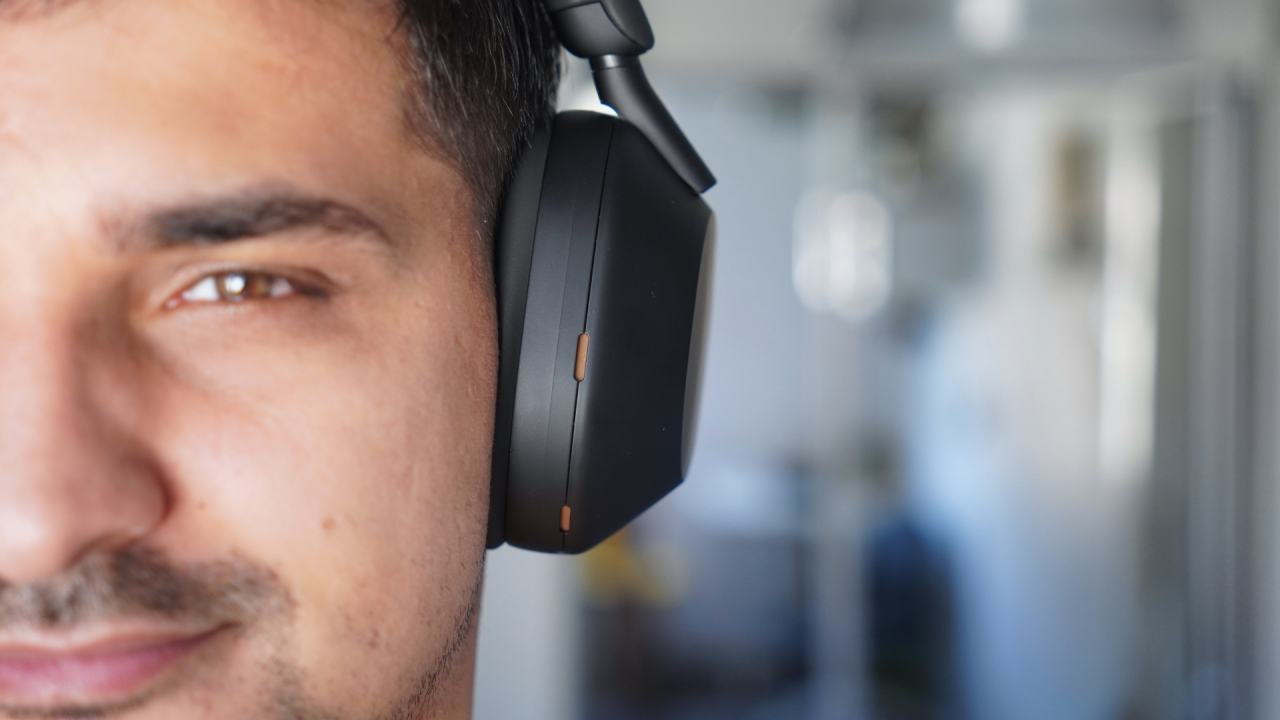 REVIEW Sony WH-1000XM5 - cel mai bun partener de călătorie