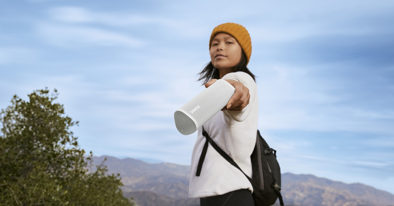 Sonos lansează Roam, boxă portabilă pe care să o folosești acasă sau în parc