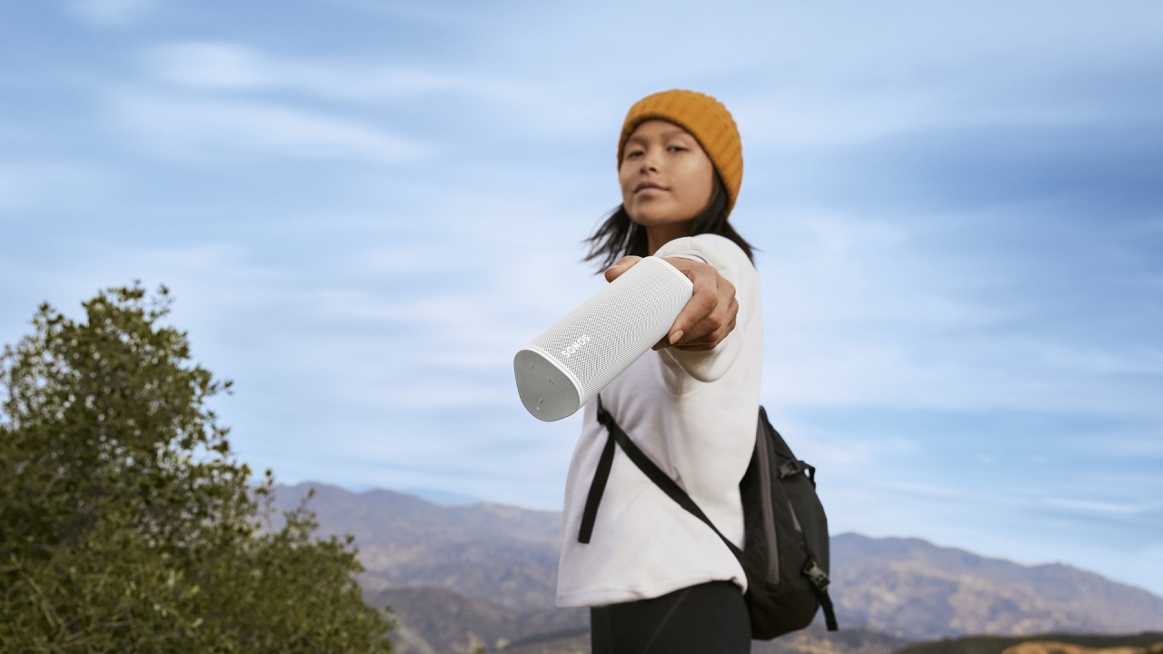Sonos lansează Roam, boxă portabilă pe care să o folosești acasă sau în parc