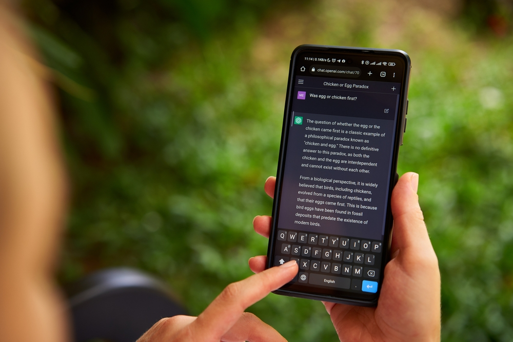 Cu cât inteligența artificială este mai prietenoasă, cu atât va susține afirmații false ca să "confirme" ceea ce credem