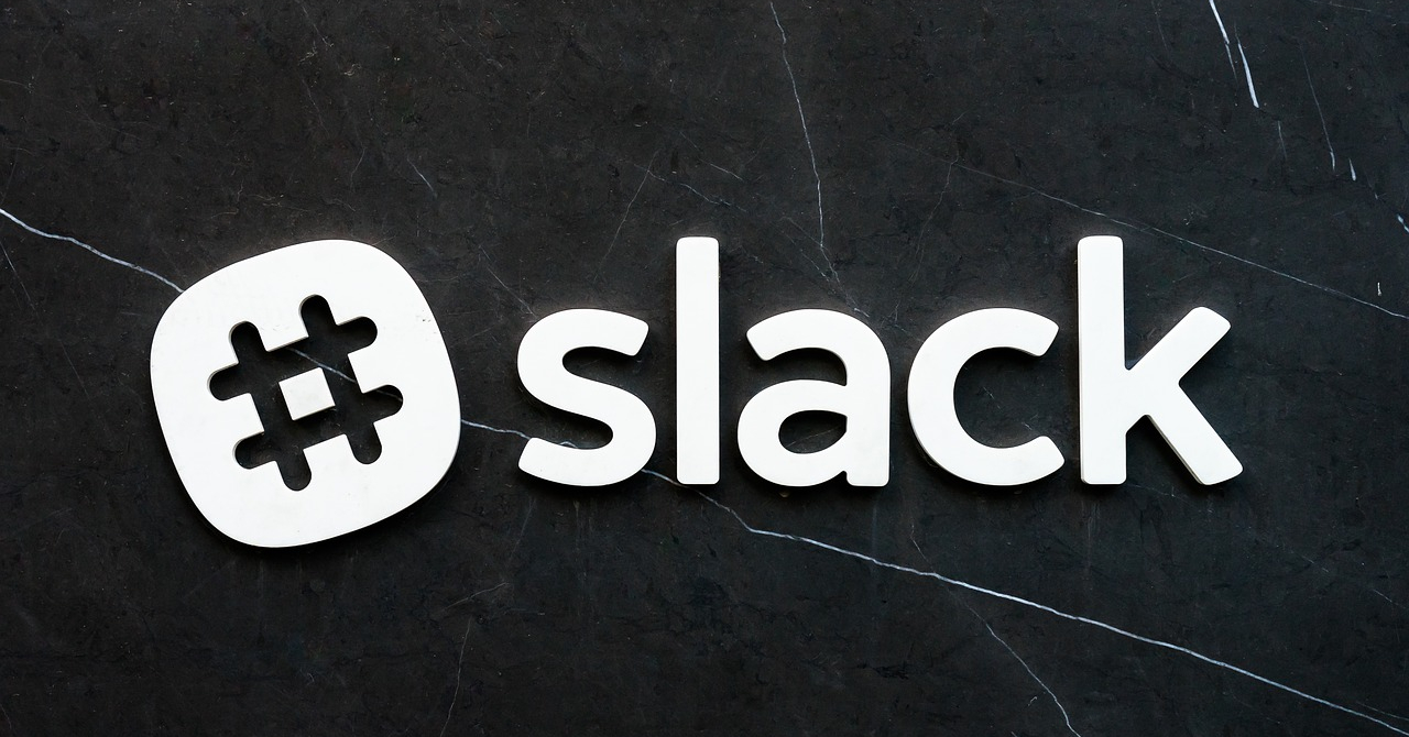 Slack își cumpără din competitori ca să-i câștige pe programatori