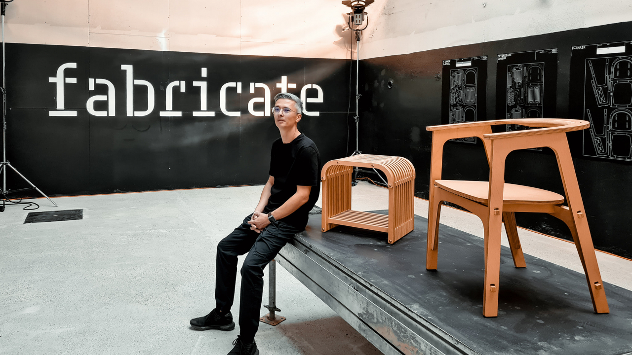 Scaunul fără cuie și taburetul din resturi, gândite și produse în România