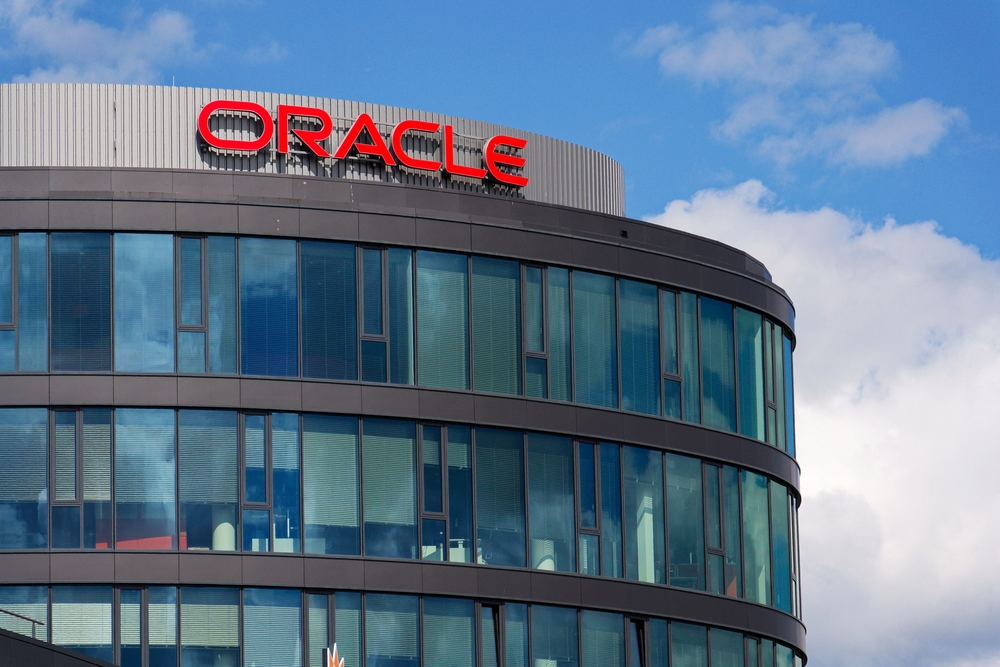 Oracle se concentrează pe investiții în AI și centre de date dedicate