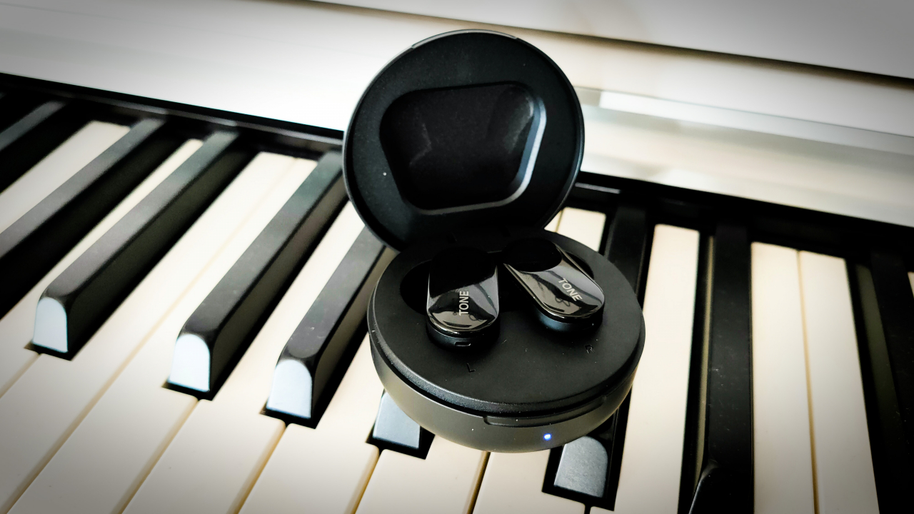 REVIEW Căști wireless LG Tone HBS-FL7: sunet bun, curățare UV, fără izolare