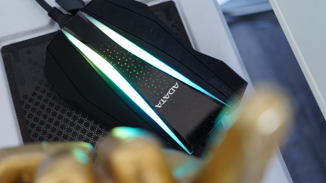 REVIEW ADATA HD770G, un HDD extern RGB și rezistent pentru gaming sau amintiri