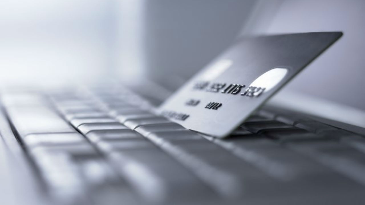 Românii, clienții europeni care fac cel mai rar cumpărături online