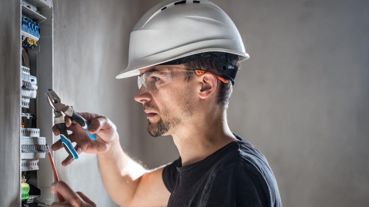 Criza acută de meseriași: companiile recrutează angajați de pe băncile școlilor