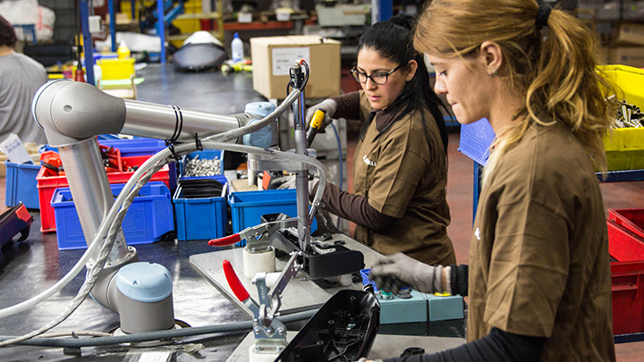 Roboții și locurile de muncă: noi joburi și salarii mai mari