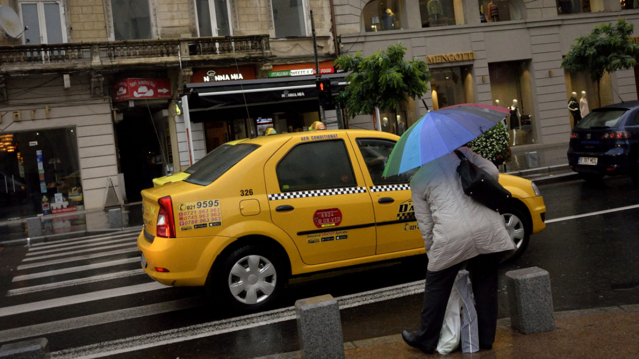 Uber și Taxify (Bolt), scoase în afara legii de Guvern