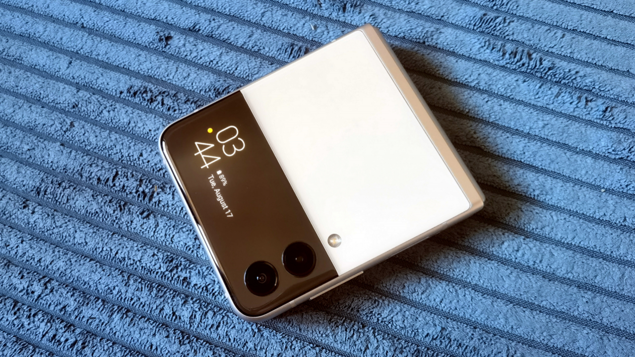 REVIEW Samsung Galaxy Z Flip 3: Nu te îndoi de viitorul telefoanelor flexibile