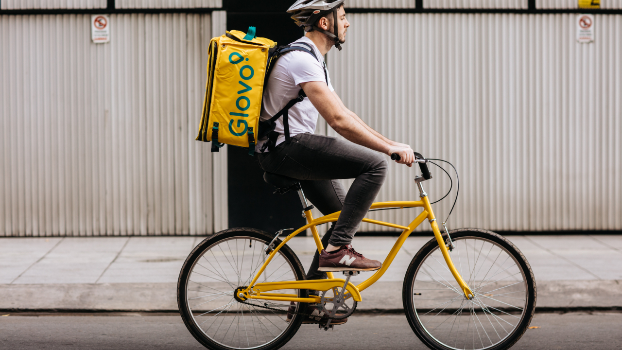 Glovo lansează Q-Commerce ca să livreze de la branduri mari și supermarketuri