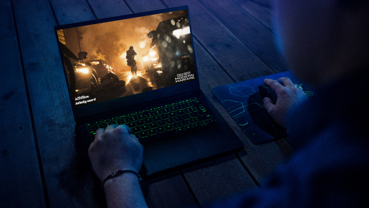 Razer prezintă noul laptop Blade Stealth 13, la fel de compact, dar mai rapid