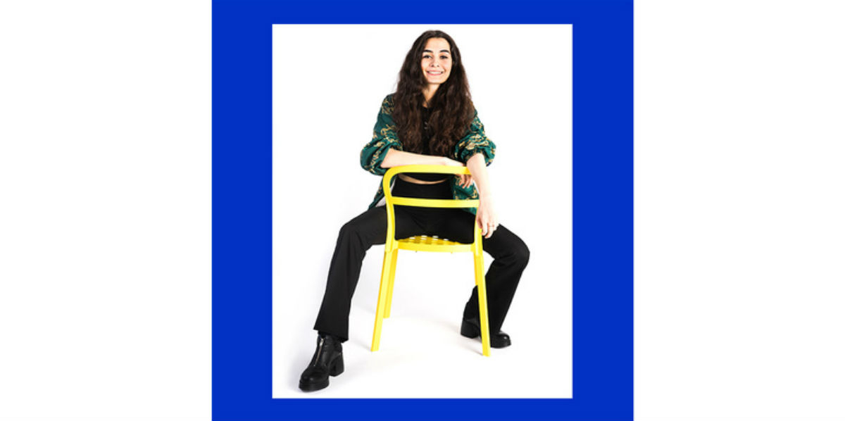 Jacheta românească făcută să fii cool și ferit de ploaie la festival