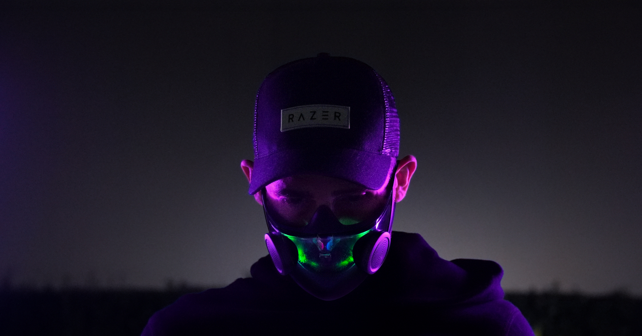 Razer prezintă o mască inteligentă anti-COVID și un PC sub formă de scaun