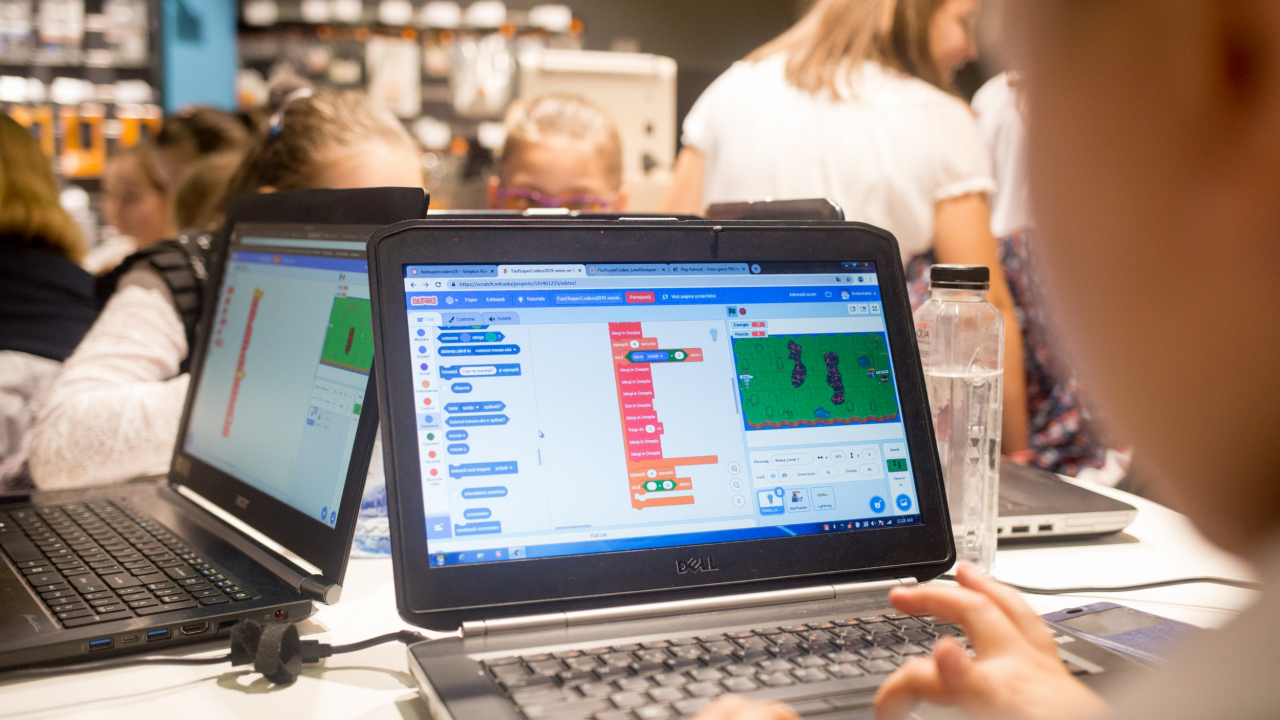 Copiii sunt invitați să creeze jocuri la concursul SuperCoders