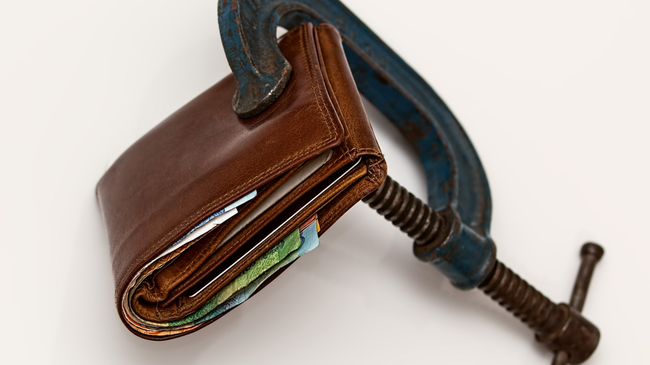 Românii, îngrijorați de inflație. 30% și-au schimbat magazinul preferat