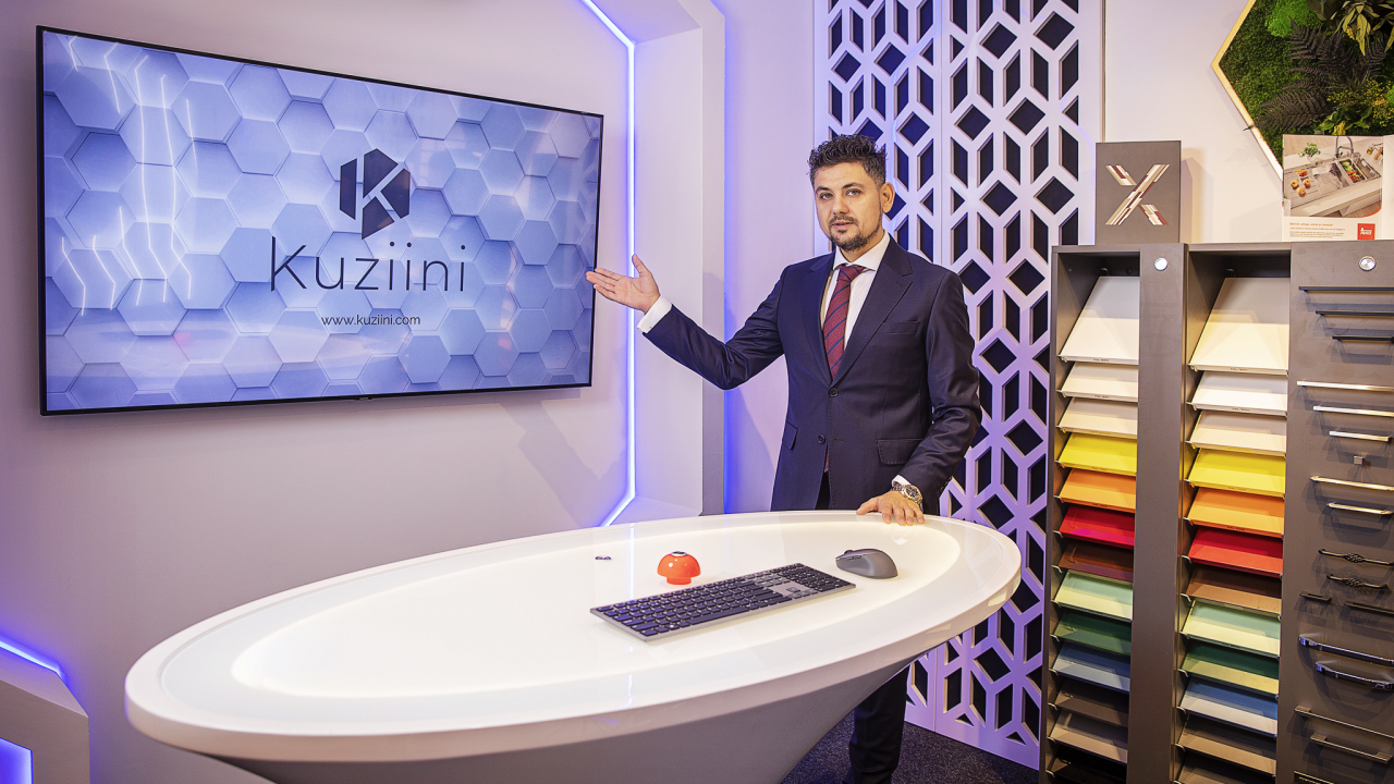 Kuziini: Un showroom de mobilă în care îți configurezi bucătăria 100% digital