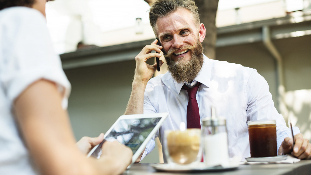 Cât internet mobil consumă românii și cât vorbesc la telefon