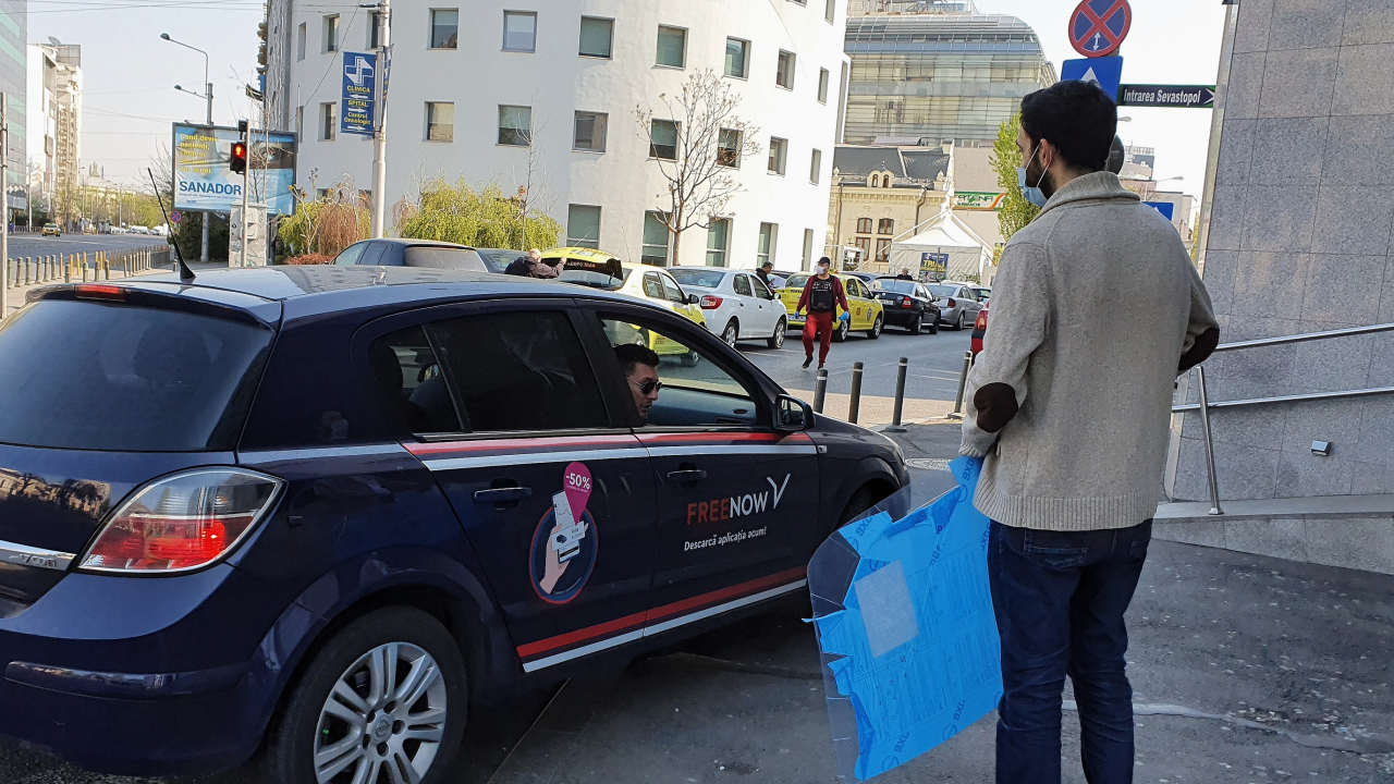 Taximetrie pe timp de pandemie: panouri despărțitoare în mașină