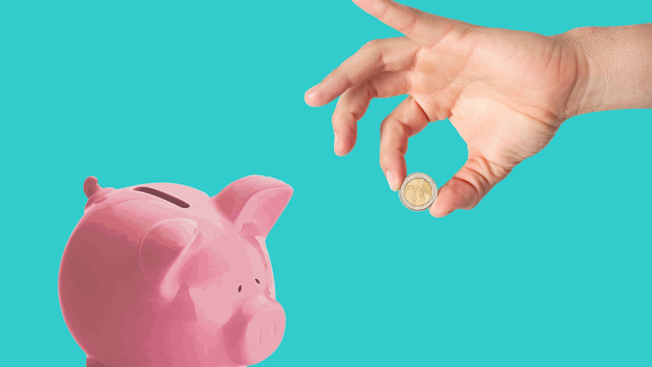 Câți români mai economisesc bani după un an de pandemie?