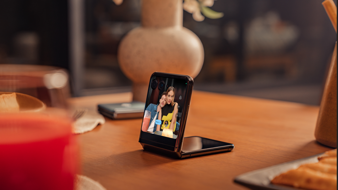 Motorola lansează pliabilul moto razr 40 Ultra cu un ecran secundar mare