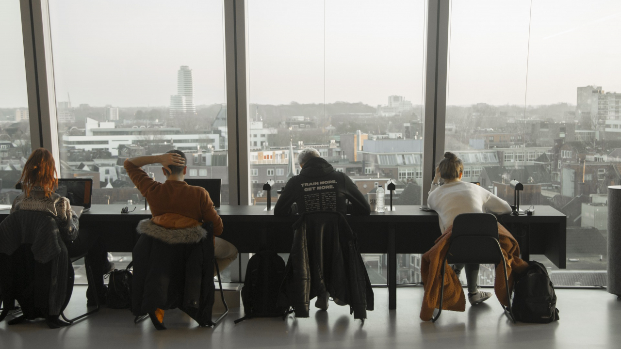 FINS, românii care dau împrumuturi pentru studii în afară dacă ai note bune