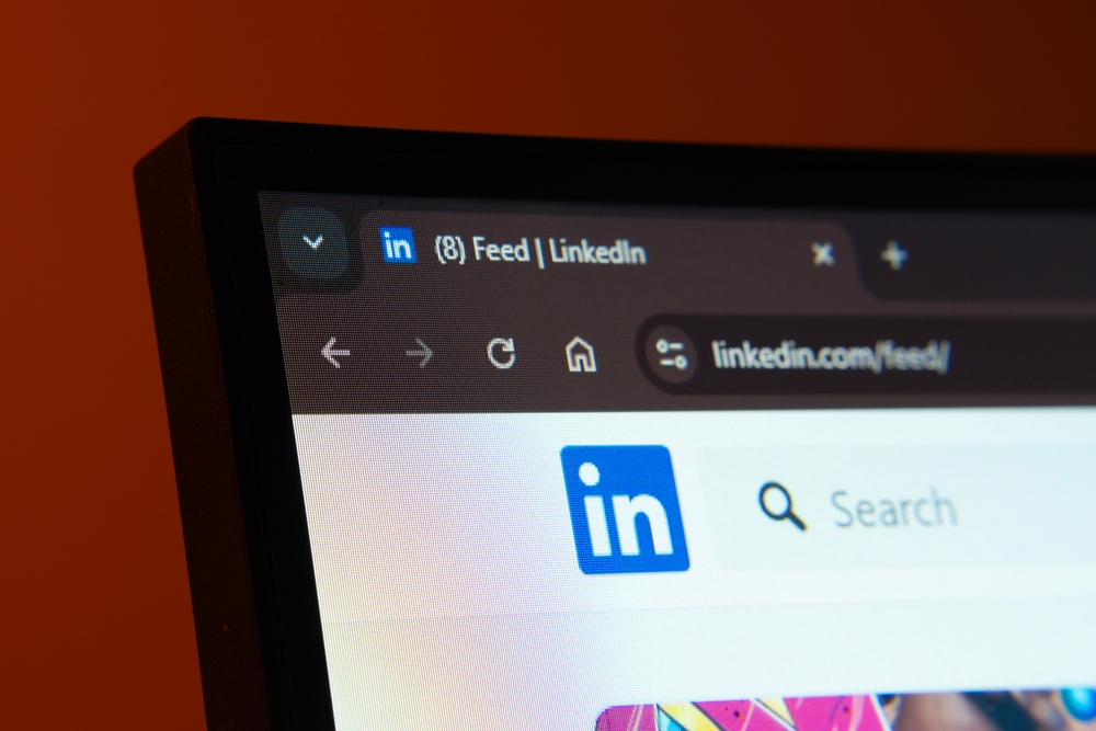 Linkedin îți permite să raportezi conținutul scris doar cu AI. 40% din postările platformei sunt "AI Slop"