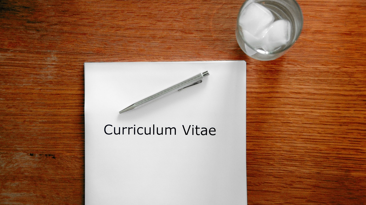 Curriculum Vitae: Aplicația unde-ți faci CV din LinkedIn