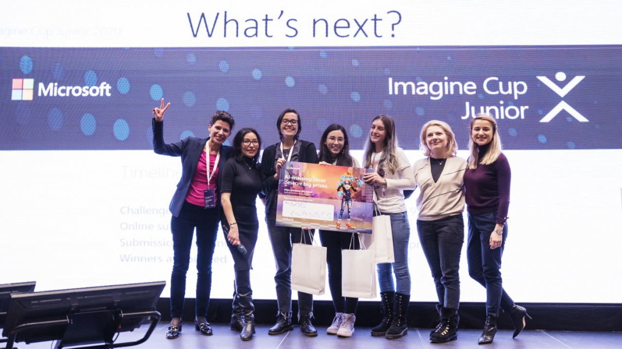 Ochelarii pentru copiii cu autism, proiectul unor eleve la Hackathon