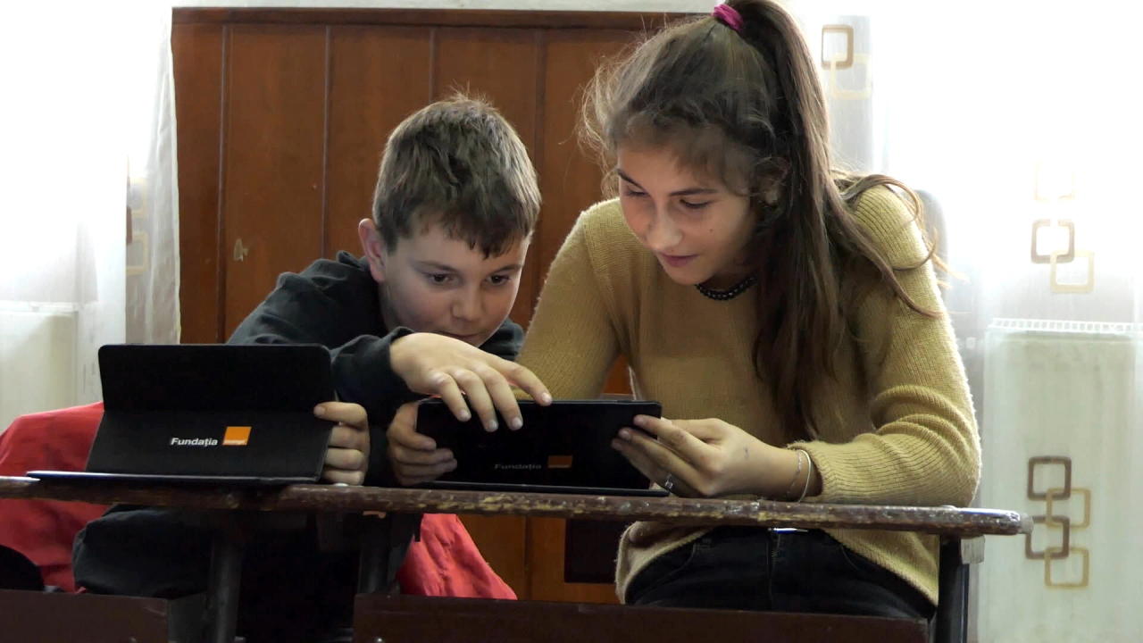 Coronavirus | Fundația Orange oferă 1.500 de tablete elevilor defavorizați