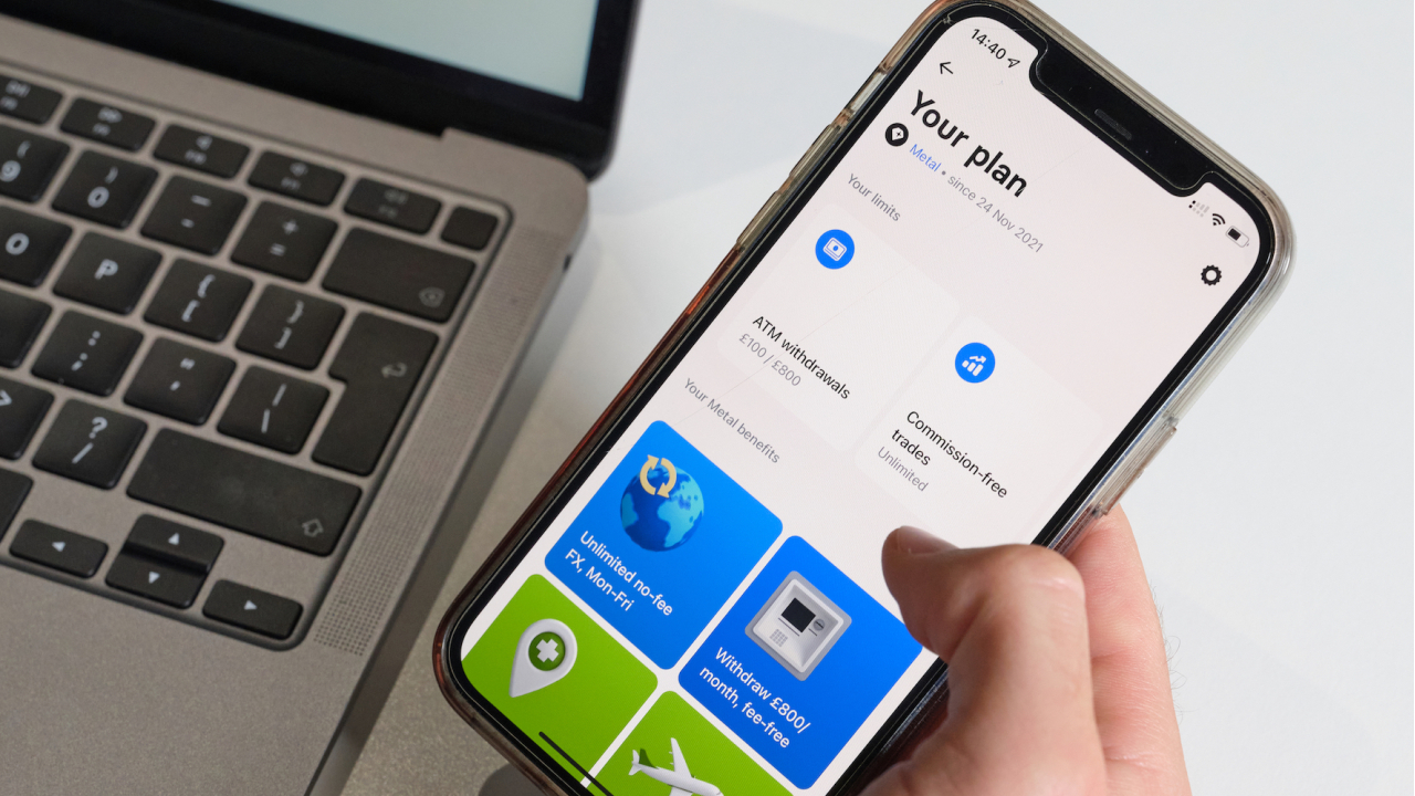 Studiu: 3 din 10 români de peste 55 de ani mai preferă modelul clasic de banking