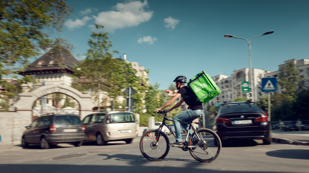 Uber Eats, lansat oficial: cum poți comanda mâncare în București