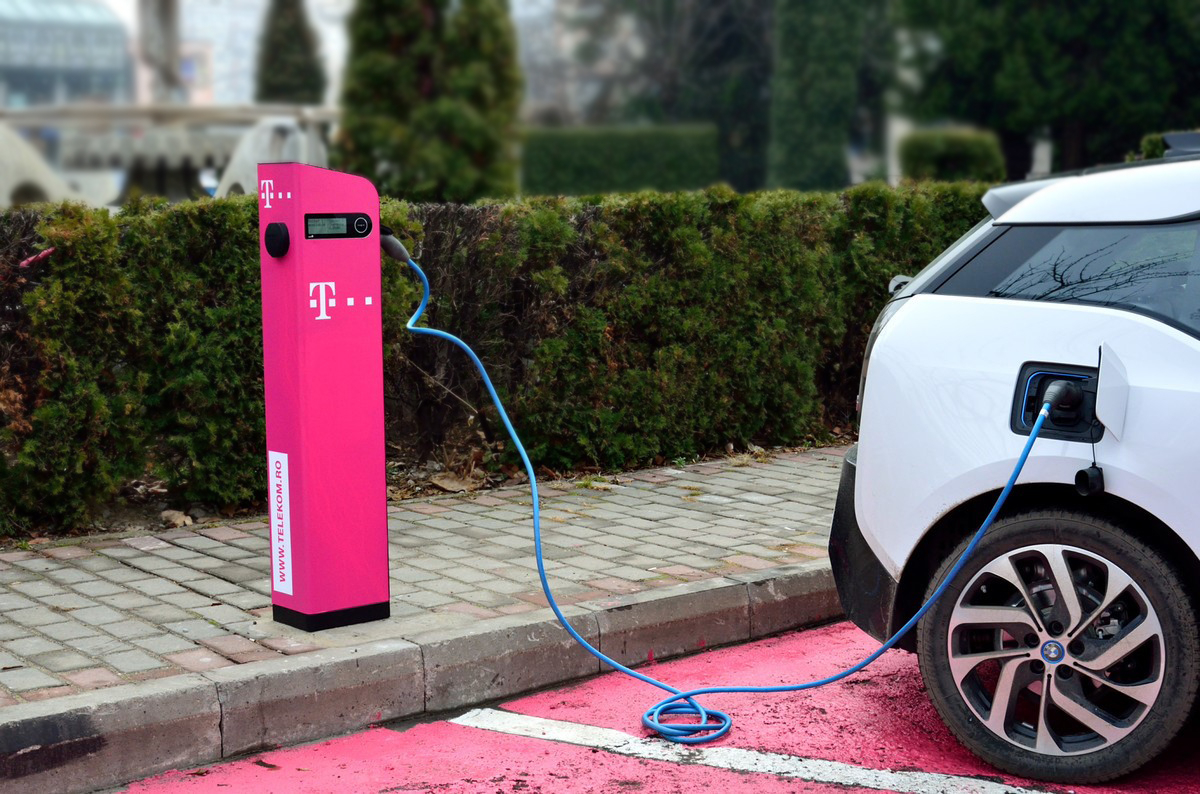 Telekom montează stații de încărcare pentru mașini electrice în mai multe orașe