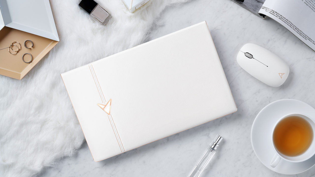 ASUS a prezentat laptopul cu o carcasă din piele și aur roz