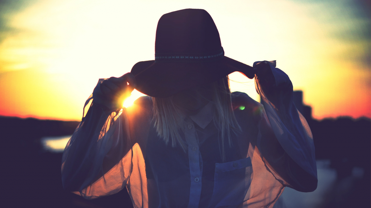 Studiu: Românii vor haine locale, dar nu poartă des ce cumpără