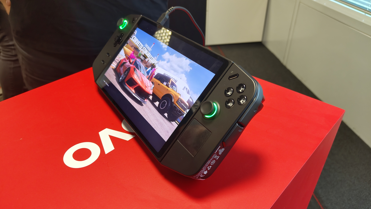 Lenovo aduce în România consola Legion Go și laptopul Legion 9i cu răcire cu lichid