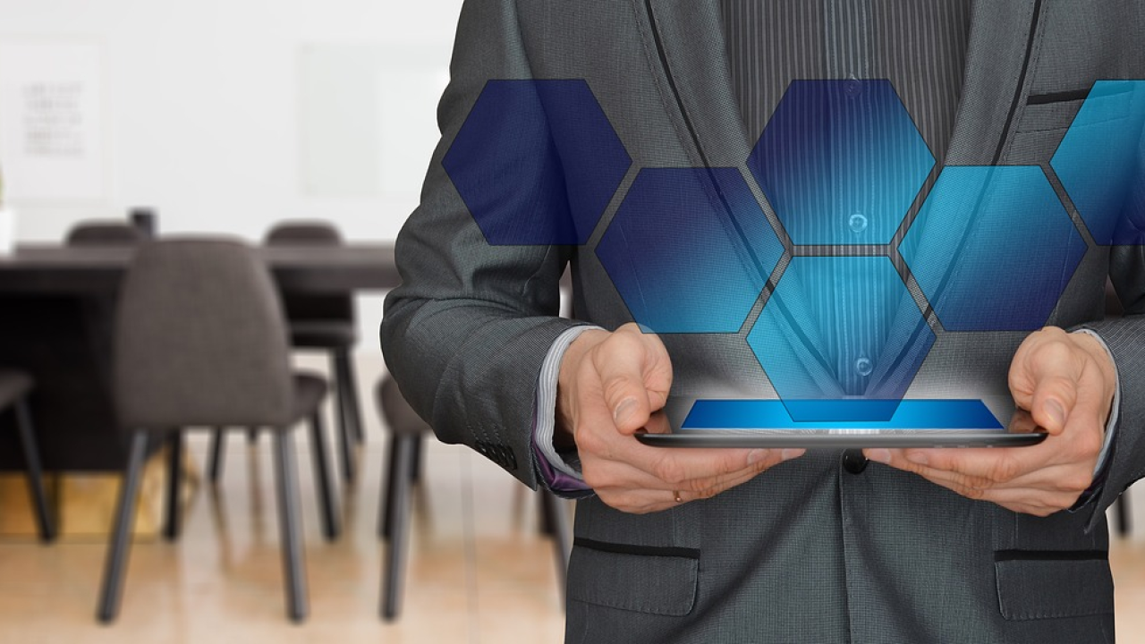 Unicredit: Granturi de 30.000 € pentru transformarea digitală a afacerilor mici