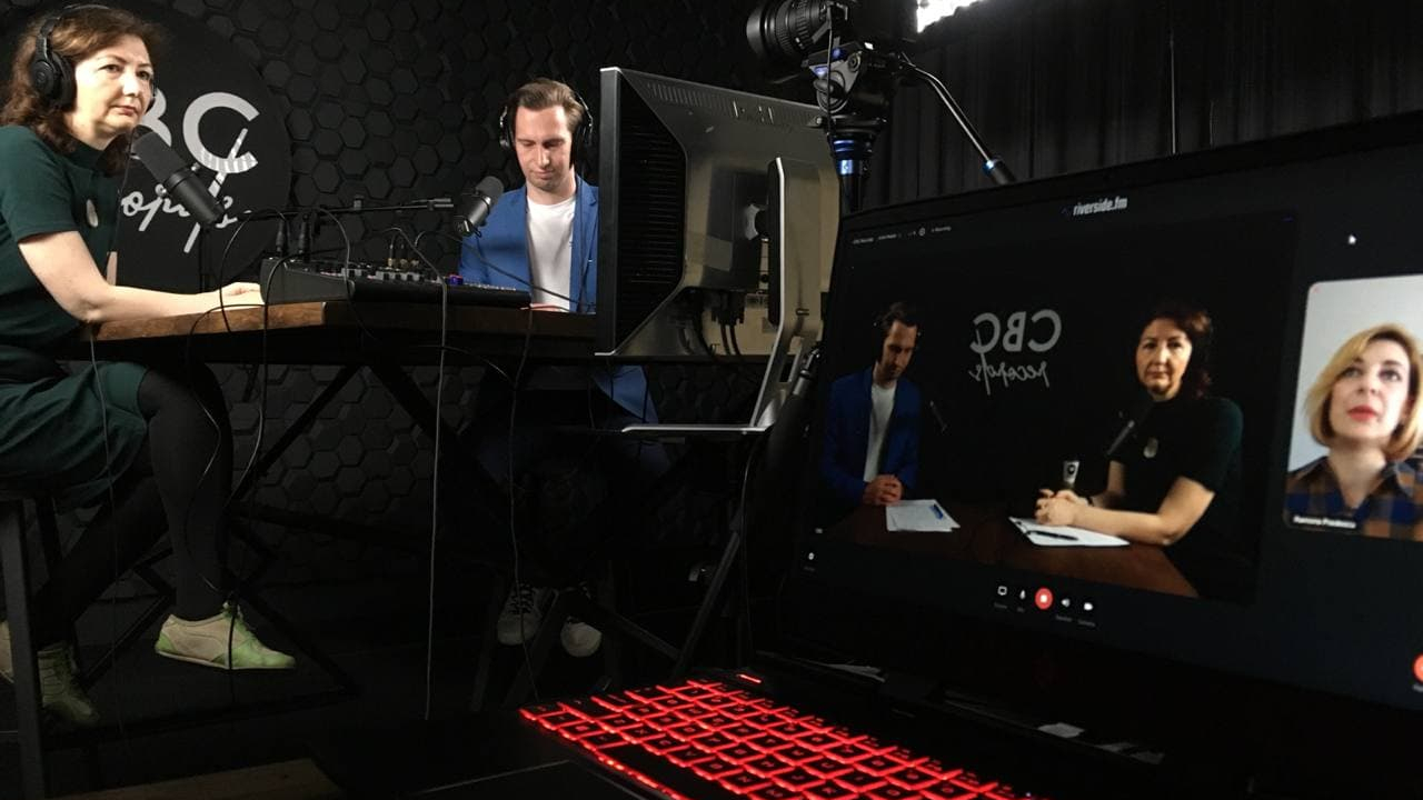 Podcasting as a service într-o clădire office. Te ajută să-ți înregistrezi podcast-ul