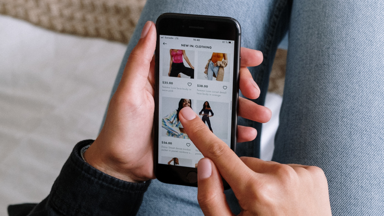 Românii cheltuie mai mult față de anul trecut și preferă cumpărăturile mobile