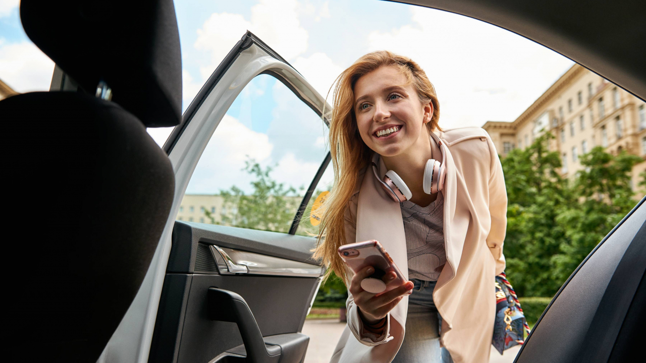 Jucării din pluș, o damigeană și o...bunică: ce au uitat românii în Uber