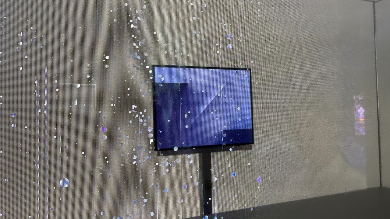 Samsung a prezentat triplu pliabilul în spatele unei vitrine închise