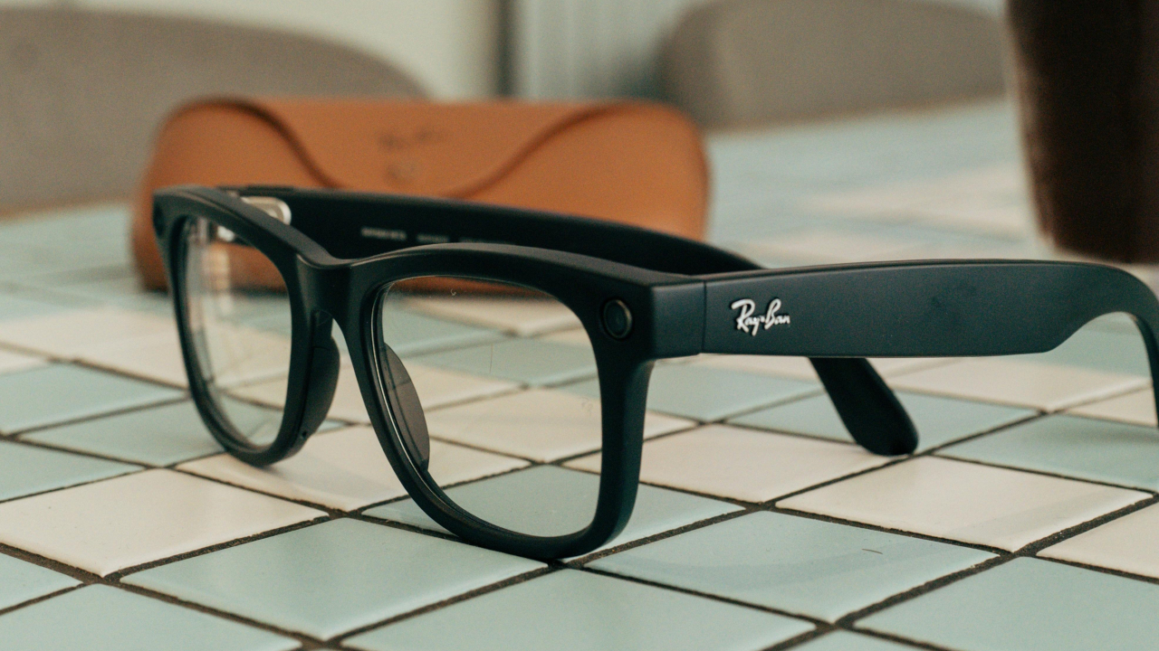 Apple pregătește ochelari inteligenți, un pandantiv AI și AirPods cu camere pentru 2027