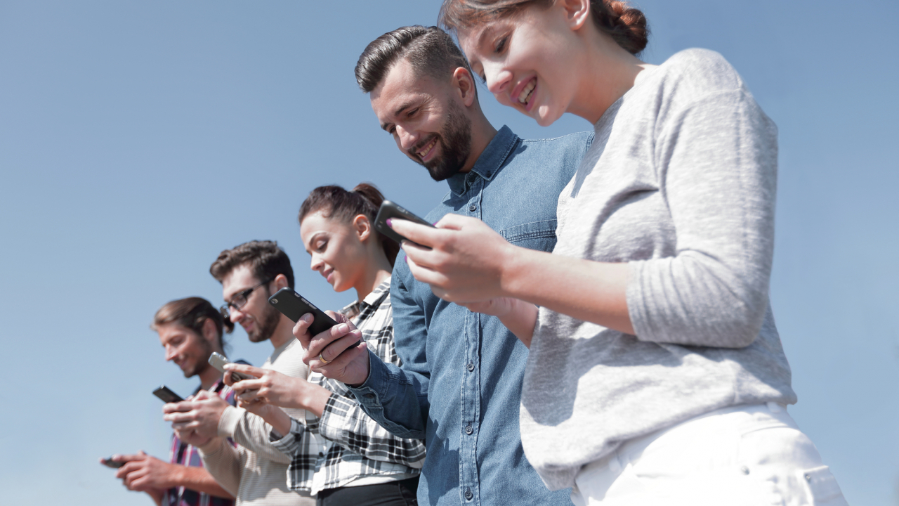 Românii cumpără telefoane mobile din ce în ce mai scumpe. Prețul mediu